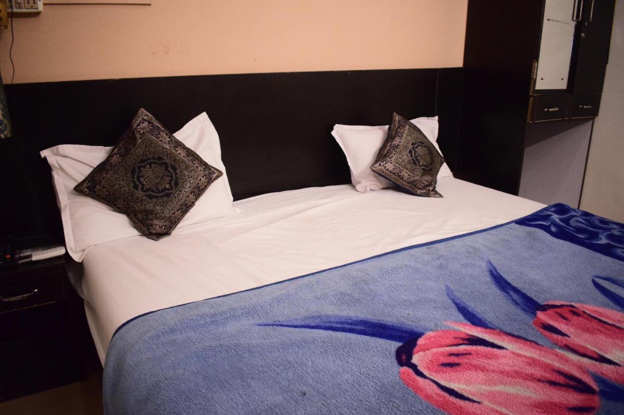 Ds Residency Varanasi-Prime Location-Parking エクステリア 写真