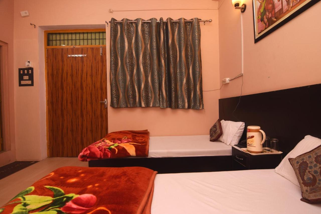 Ds Residency Varanasi-Prime Location-Parking エクステリア 写真